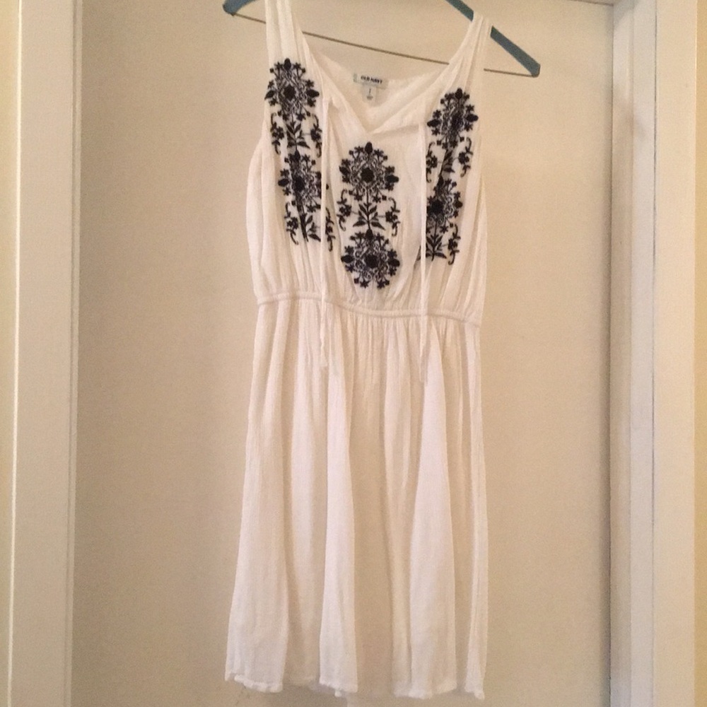 White mini Old Navy dress with navy embroidery